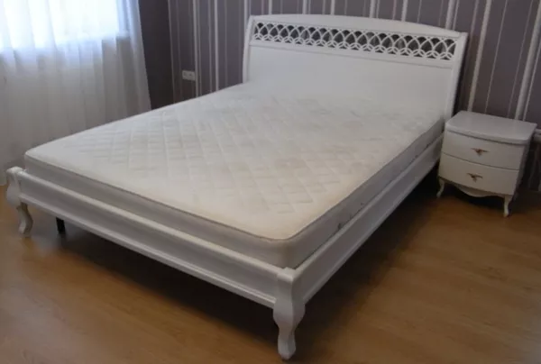 Белая двуспальная кровать
