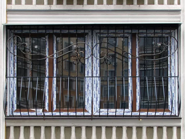 Защитные решетки на окна и двери,  изготовление и монтаж 3