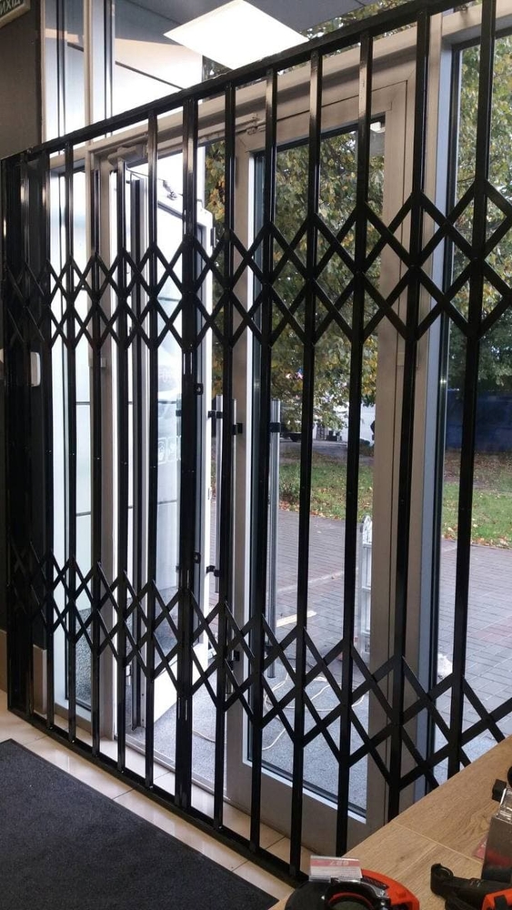 Решетки раздвижные металлические на окна,  двери,  витрины. Одесса 8