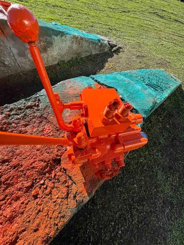 Гидравлический распределитель с перепускным краном давления масла на б