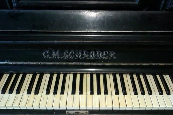 Продам антикварное фортепиано марки C.M.Schroder 2