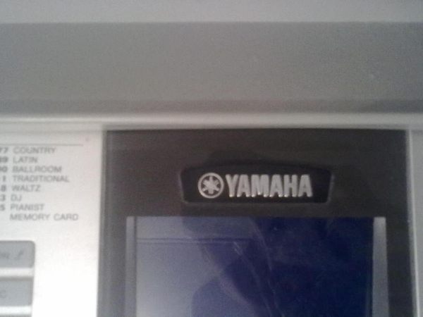 Yamaha Portable Grand DGX-305 2