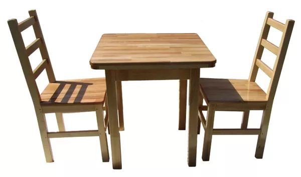 Деревянные столы и стулья